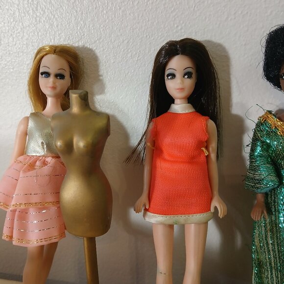 Vintage (70s) Dawn doll set and case - 5 dolls with extra clothes and mannequins - Picture 5 of 10